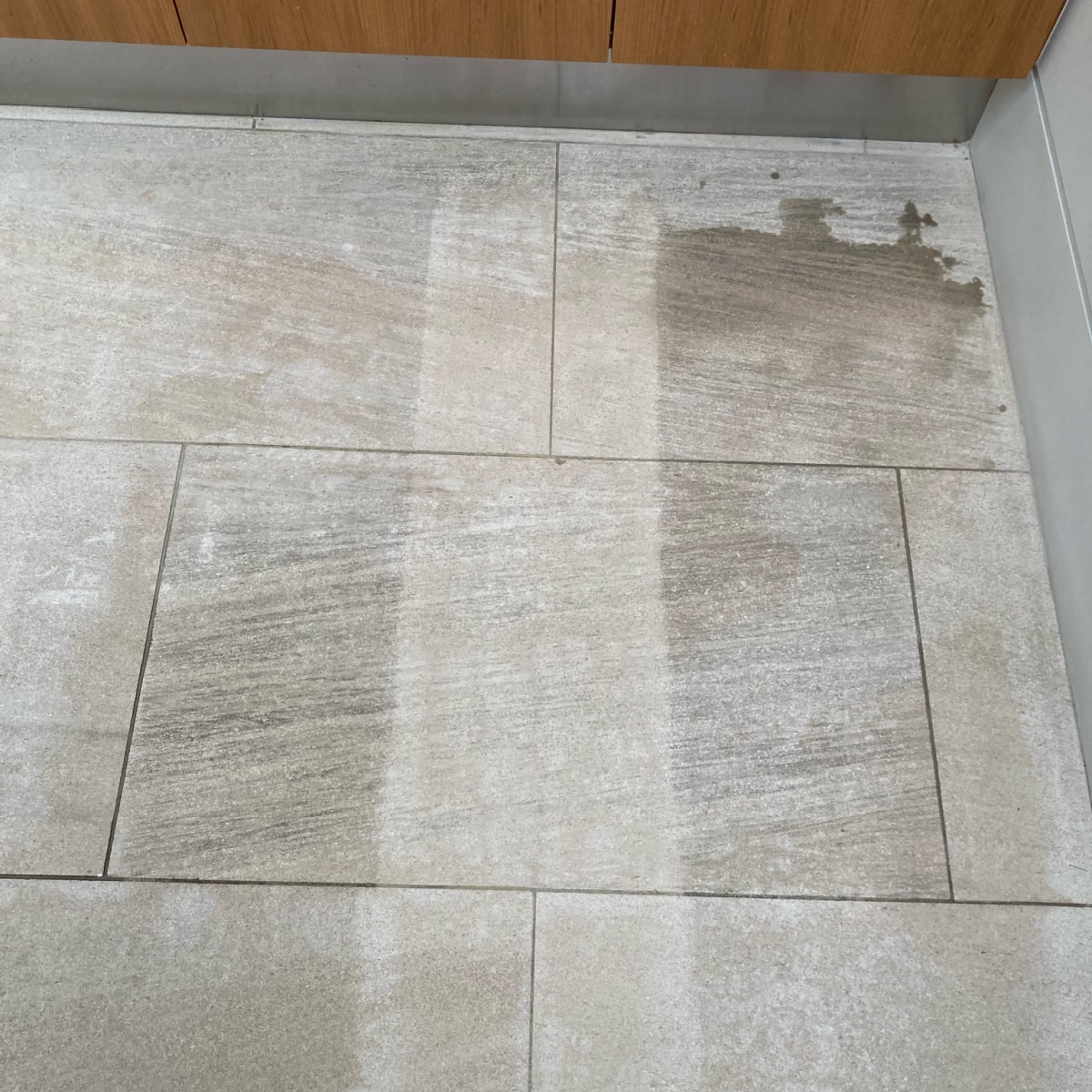 https://cdn.renewcleaningservices.net/wp-content/uploads/2021/11/tile-floor-grout-cleaning.jpg